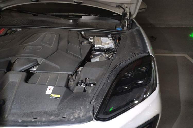 Used Porsche Cayenne 2024 Cayenne 3.0T Engine Bay Left