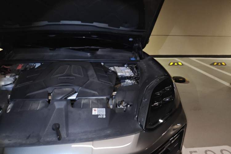 Used Porsche Cayenne 2024 Cayenne 3.0T Engine Bay Left