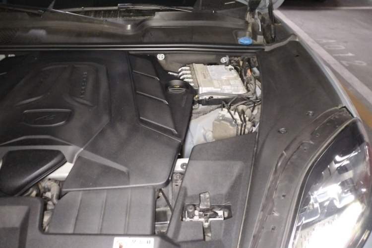Used Porsche Cayenne 2024 Cayenne Coupé 3.0T Engine Bay Left