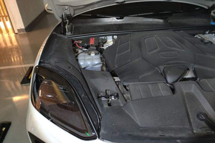 Used Porsche Cayenne 2024 Cayenne 3.0T Engine Bay Right