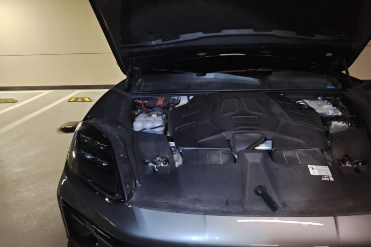 Used Porsche Cayenne 2024 Cayenne 3.0T Engine Bay Right