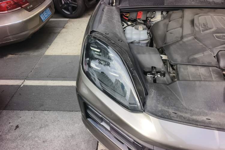 Used Porsche Cayenne 2024 Cayenne 3.0T Engine Bay Right