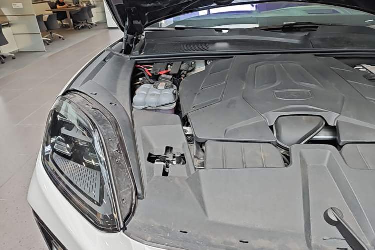 Used Porsche Cayenne 2024 Cayenne 3.0T Engine Bay Right