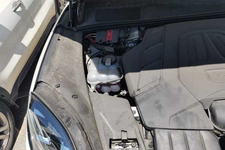 Used Porsche Cayenne 2024 Cayenne 3.0T Engine Bay Right