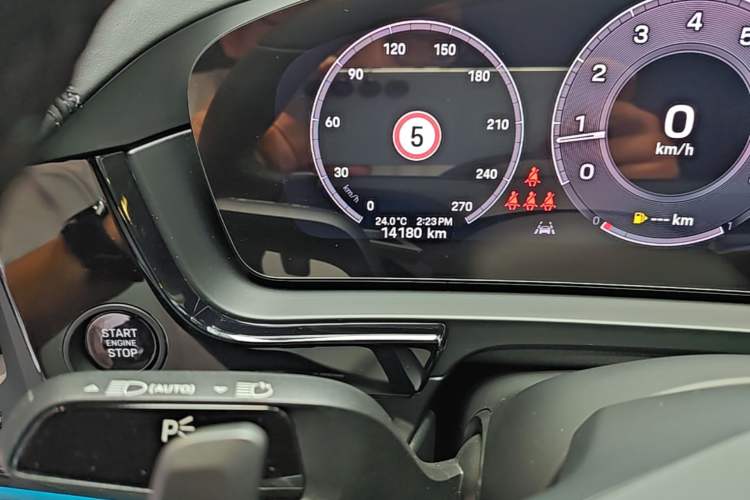 Used Porsche Cayenne 2024 Cayenne 3.0T Odometer Close Up