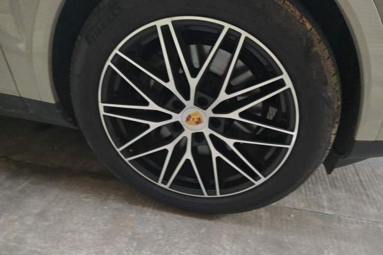 Used Porsche Cayenne 2024 Cayenne 3.0T Right Front Wheel Hub