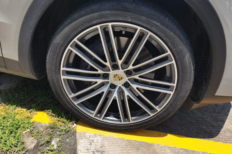 Used Porsche Cayenne 2024 Cayenne 3.0T Right Front Wheel Hub