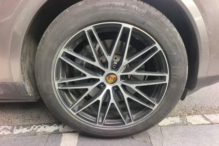 Used Porsche Cayenne 2024 Cayenne 3.0T Right Front Wheel Hub