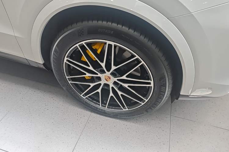 Used Porsche Cayenne 2024 Cayenne 3.0T Right Front Wheel Hub