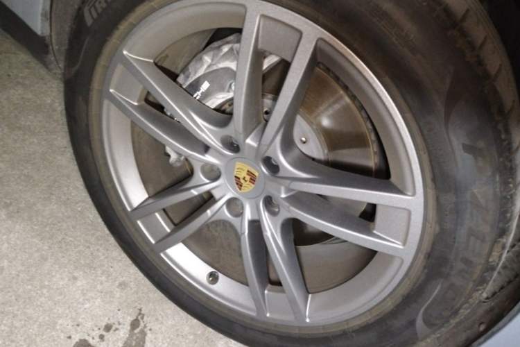 Used Porsche Cayenne 2024 Cayenne Coupé 3.0T Right Front Wheel Hub