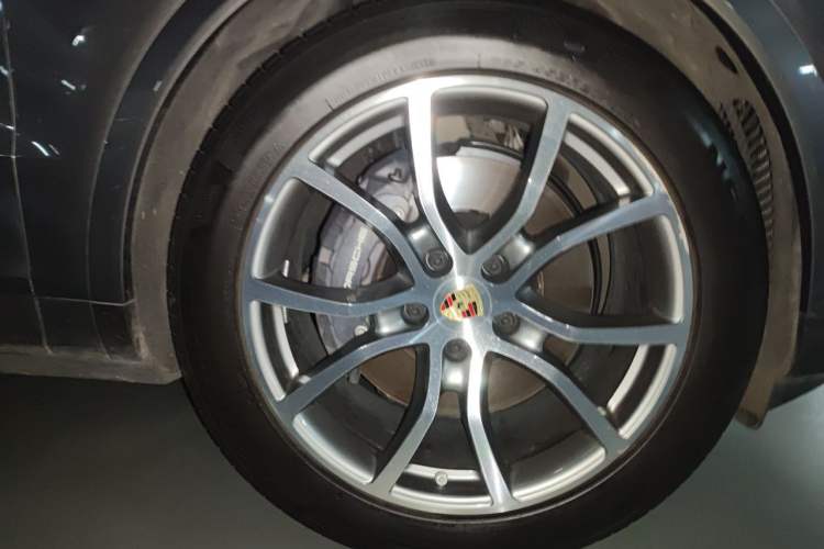 Used Porsche Cayenne 2024 Cayenne 3.0T Right Front Wheel Hub