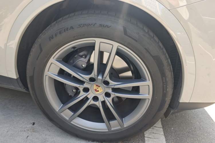 Used Porsche Cayenne 2024 Cayenne 3.0T Right Front Wheel Hub