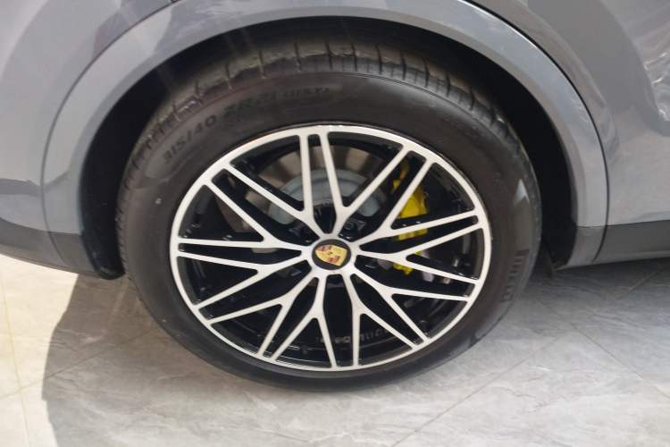 Used Porsche Cayenne 2024 Cayenne 3.0T Right Rear Wheel Hub