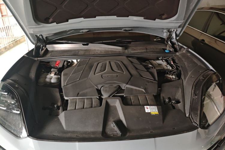 Used Porsche Cayenne 2024 Cayenne Coupé 3.0T Engine Bay