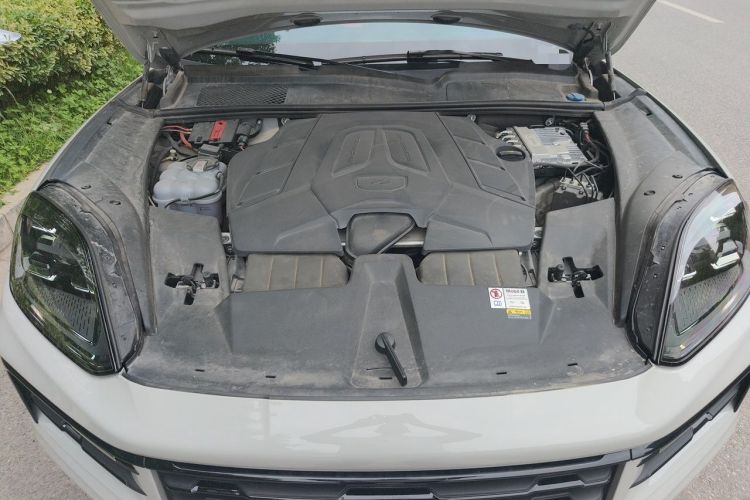 Used Porsche Cayenne 2024 Cayenne 3.0T Engine Bay