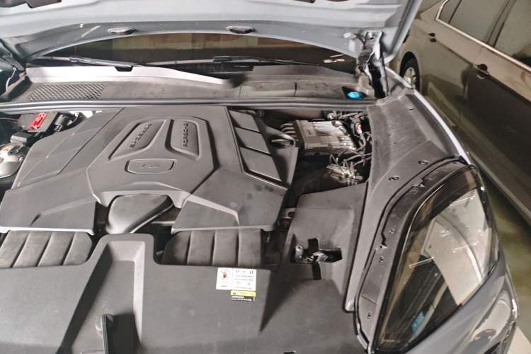 Used Porsche Cayenne 2024 Cayenne Coupé 3.0T Engine Bay Left