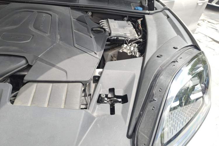 Used Porsche Cayenne 2024 Cayenne 3.0T Engine Bay Left