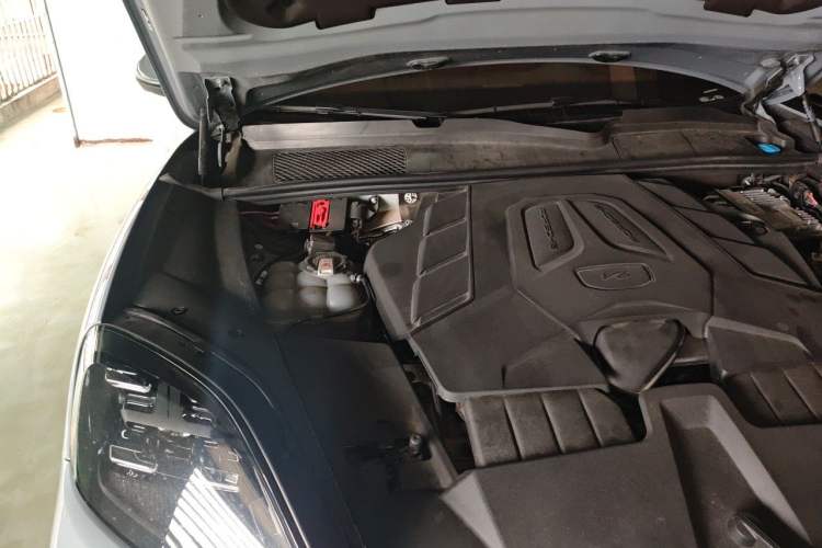 Used Porsche Cayenne 2024 Cayenne Coupé 3.0T Engine Bay Right