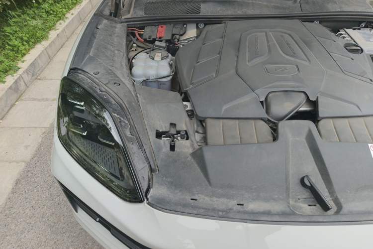 Used Porsche Cayenne 2024 Cayenne 3.0T Engine Bay Right