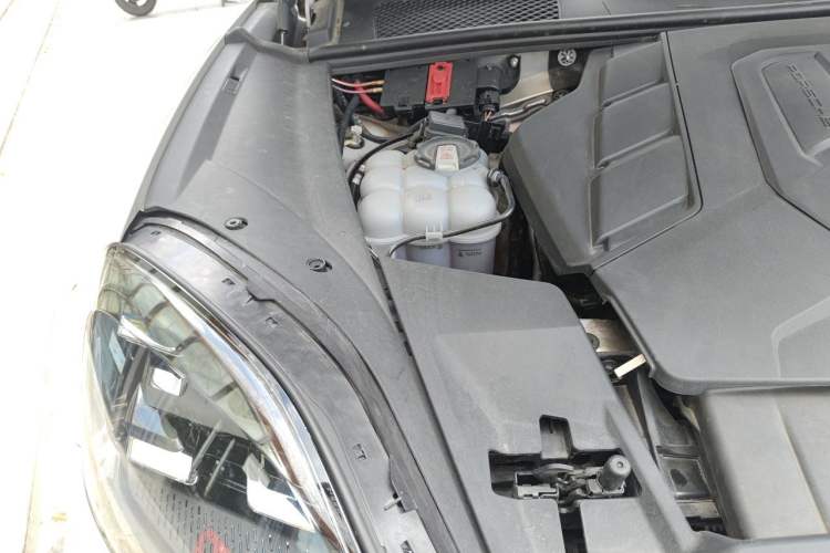 Used Porsche Cayenne 2024 Cayenne 3.0T Engine Bay Right