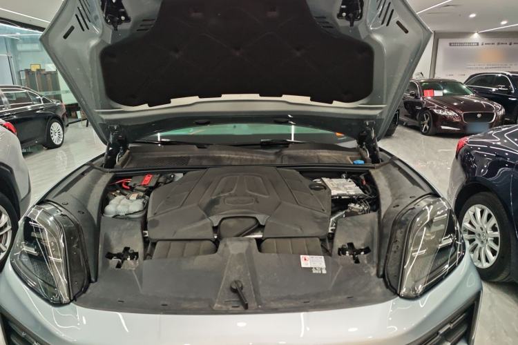Used Porsche Cayenne 2024 Cayenne 3.0T Engine Bay