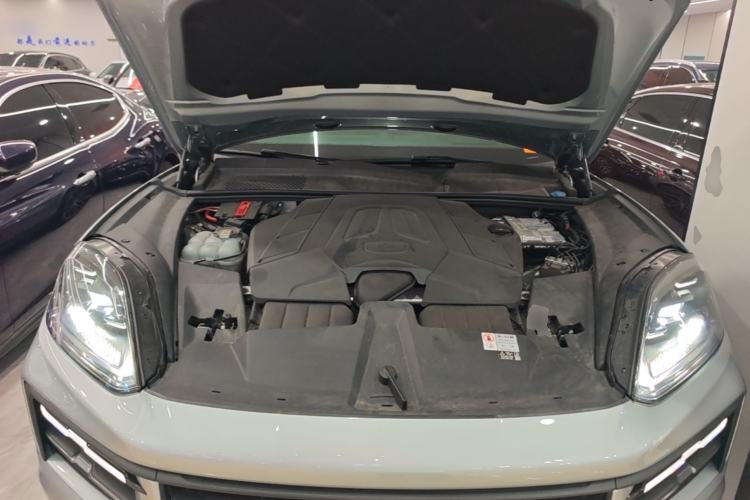 Used Porsche Cayenne 2024 Cayenne 3.0T Engine Bay