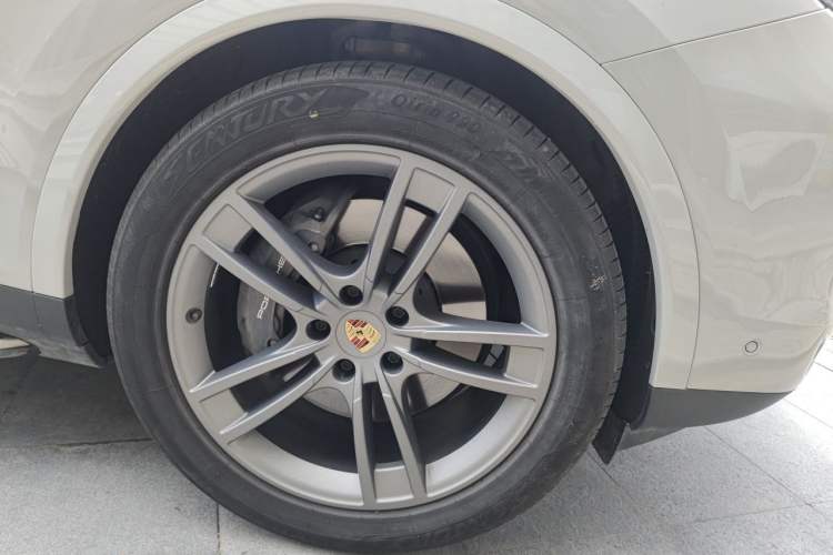 Used Porsche Cayenne 2024 Cayenne 3.0T Right Front Wheel Hub