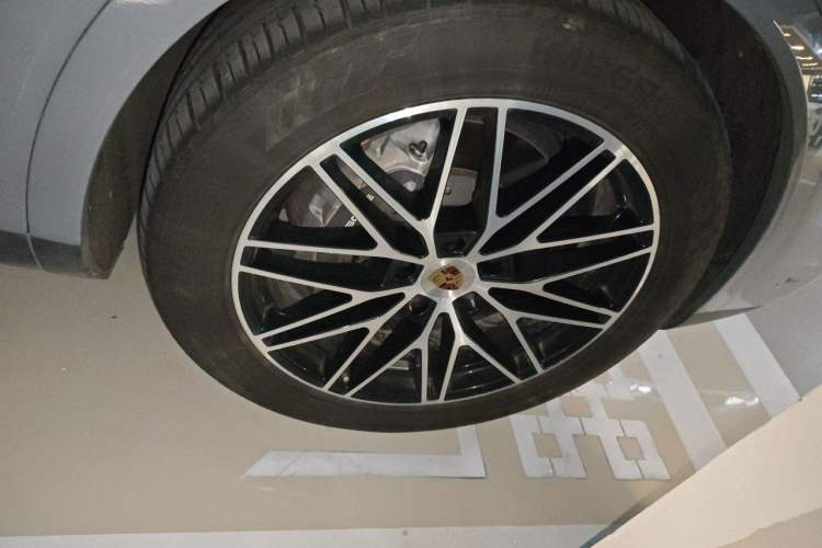 Used Porsche Cayenne 2024 Cayenne 3.0T Right Front Wheel Hub