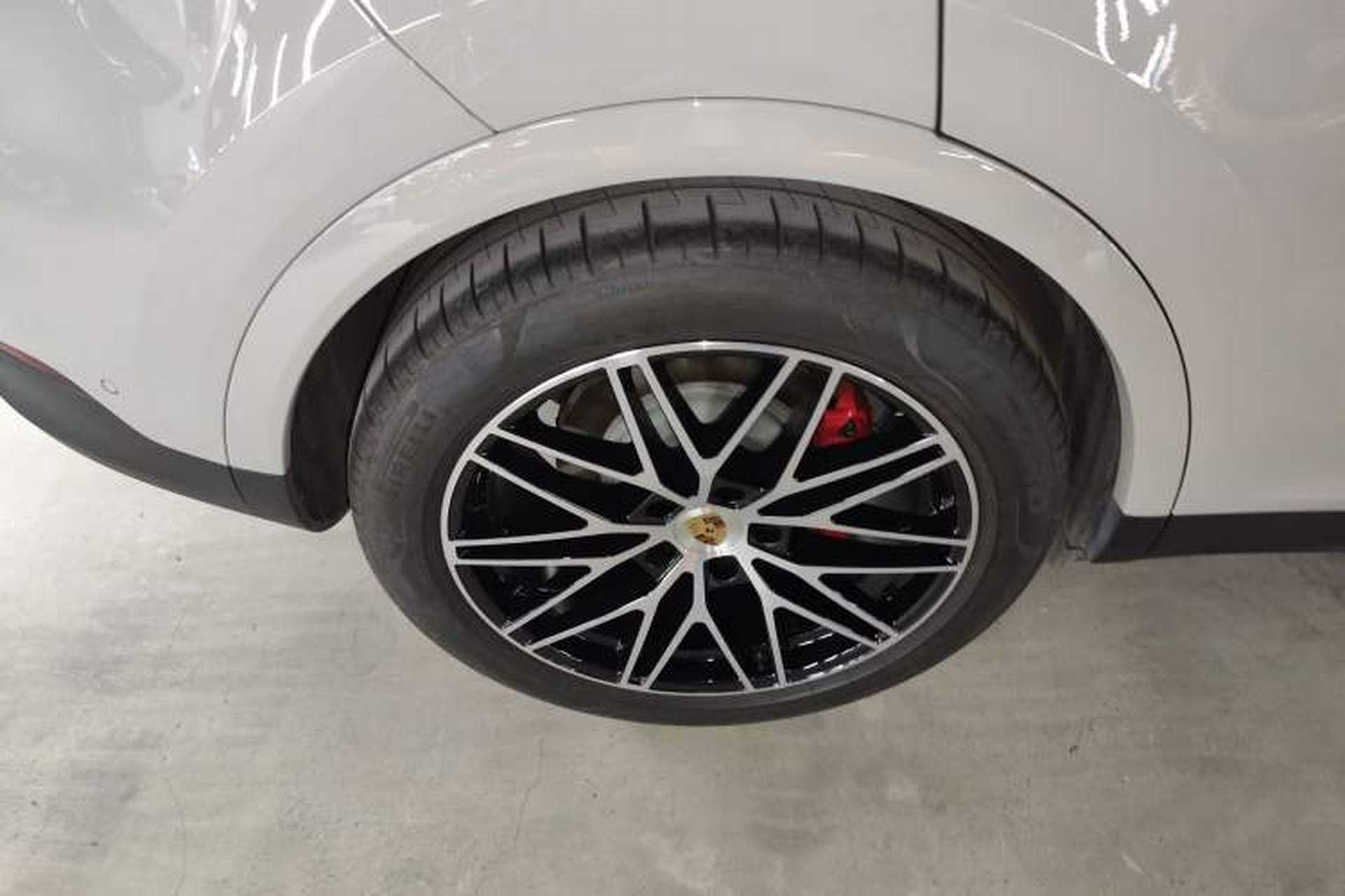 Used Porsche Cayenne 2024 Cayenne 3.0T Right Rear Wheel Hub