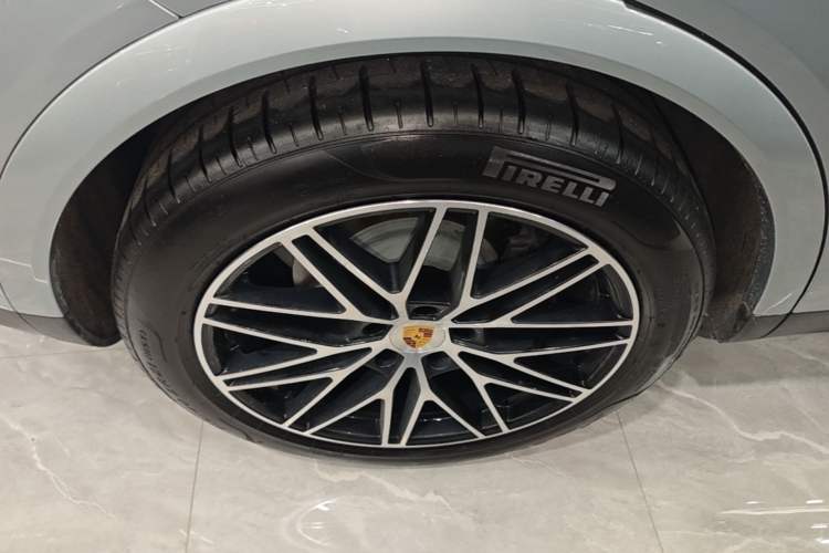 Used Porsche Cayenne 2024 Cayenne 3.0T Right Rear Wheel Hub