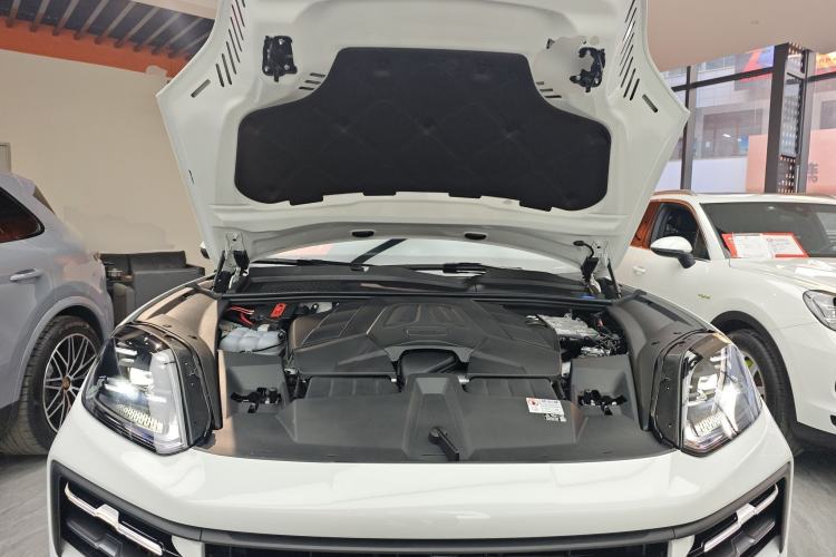 Used Porsche Cayenne 2024 Cayenne 3.0T Engine Bay
