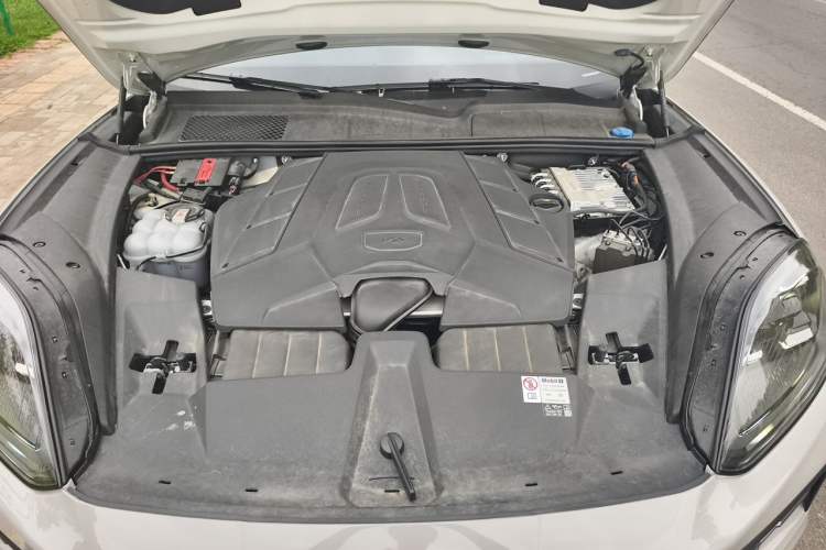 Used Porsche Cayenne 2024 Cayenne 3.0T Engine Bay