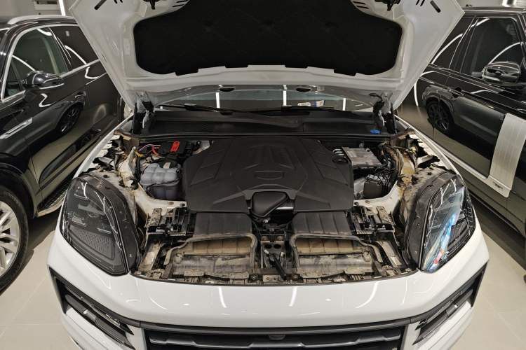 Used Porsche Cayenne 2024 Cayenne 3.0T Engine Bay