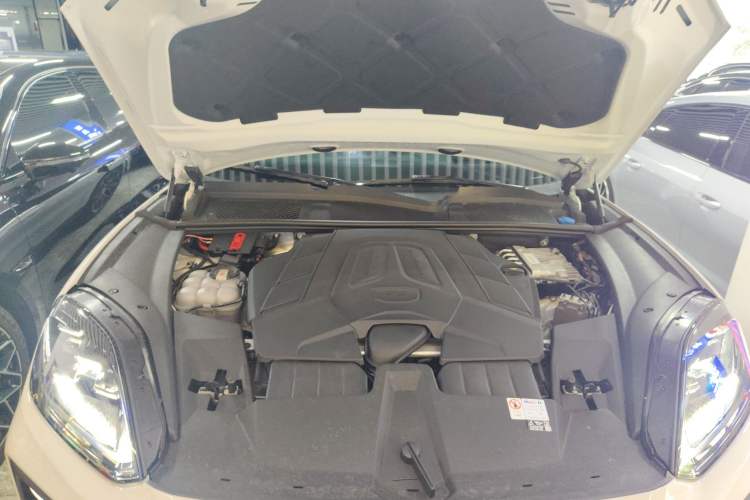 Used Porsche Cayenne 2024 Cayenne 3.0T Engine Bay