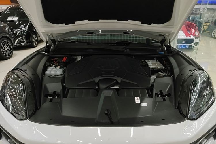 Used Porsche Cayenne 2024 Cayenne 3.0T Engine Bay