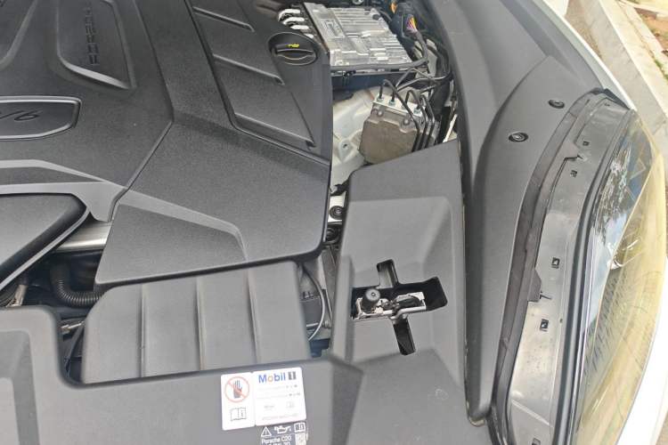 Used Porsche Cayenne 2024 Cayenne 3.0T Engine Bay Left