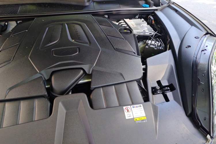 Used Porsche Cayenne 2024 Cayenne 3.0T Engine Bay Left