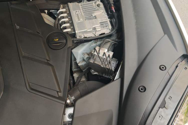 Used Porsche Cayenne 2024 Cayenne Coupé 3.0T Engine Bay Left