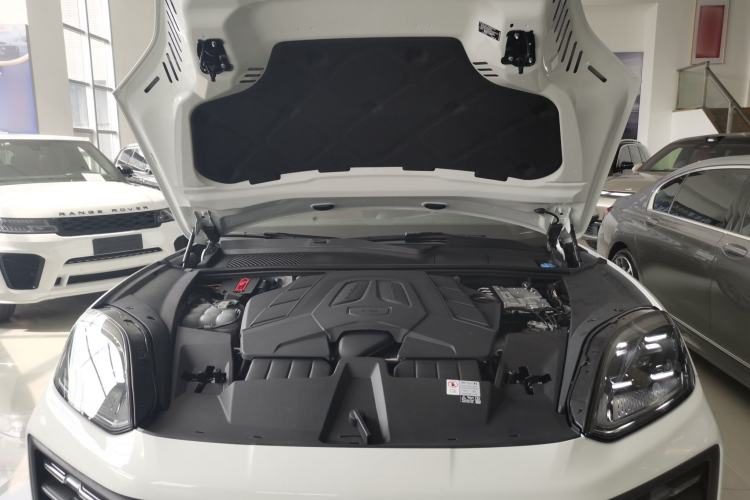 Used Porsche Cayenne 2024 Cayenne 3.0T Engine Bay