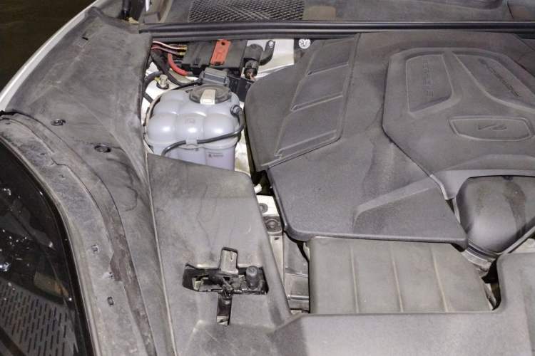 Used Porsche Cayenne 2024 Cayenne 3.0T Engine Bay Right