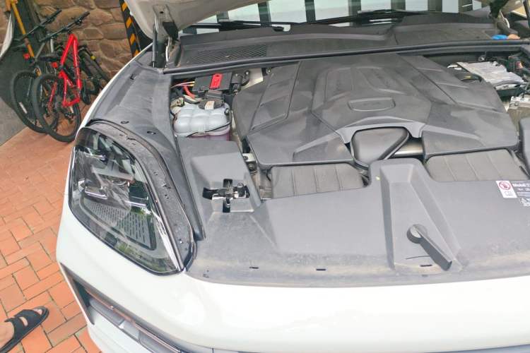 Used Porsche Cayenne 2024 Cayenne 3.0T Engine Bay Right