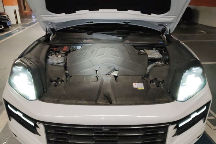 Used Porsche Cayenne 2024 Cayenne 3.0T Engine Bay