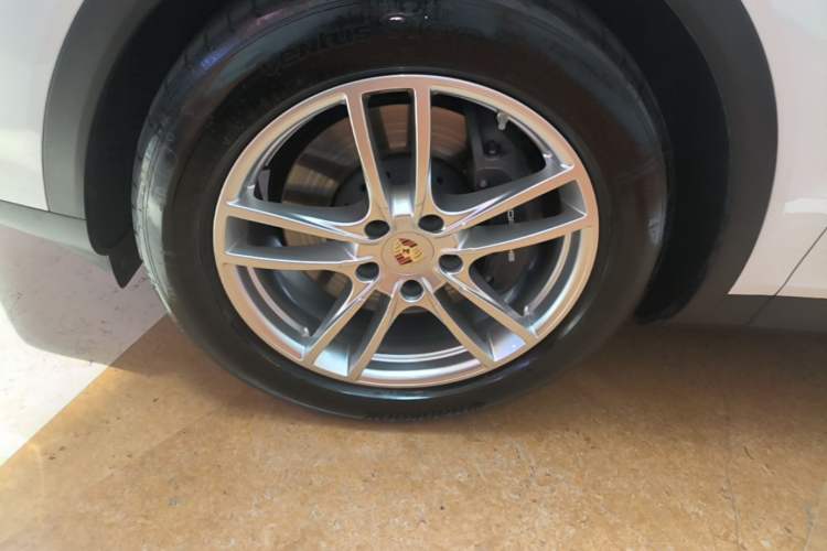 Used Porsche Cayenne 2024 Cayenne 3.0T Left Front Wheel Hub
