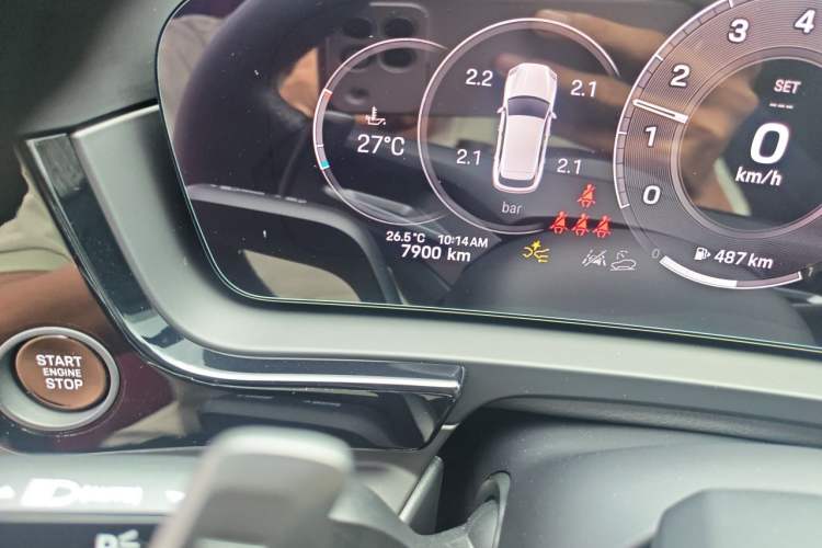 Used Porsche Cayenne 2024 Cayenne 3.0T Odometer Close Up