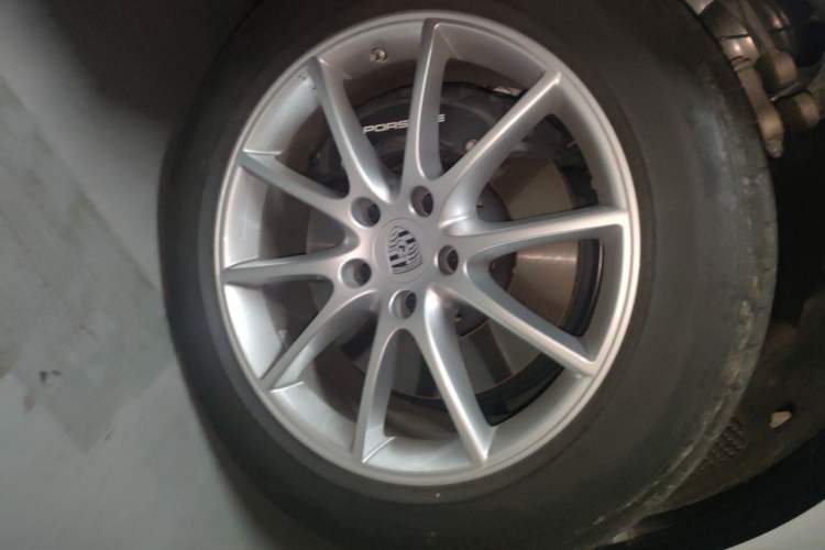 Used Porsche Cayenne 2024 Cayenne 3.0T Right Front Wheel Hub