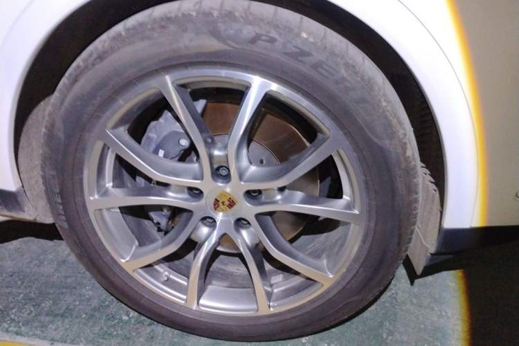 Used Porsche Cayenne 2024 Cayenne 3.0T Right Front Wheel Hub