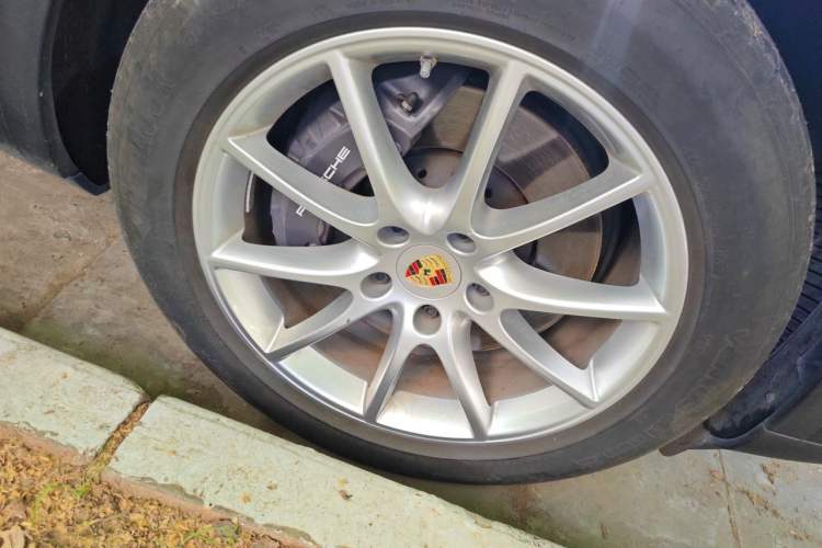 Used Porsche Cayenne 2024 Cayenne 3.0T Right Front Wheel Hub