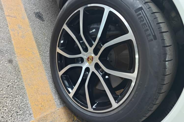Used Porsche Cayenne 2024 Cayenne 3.0T Right Front Wheel Hub