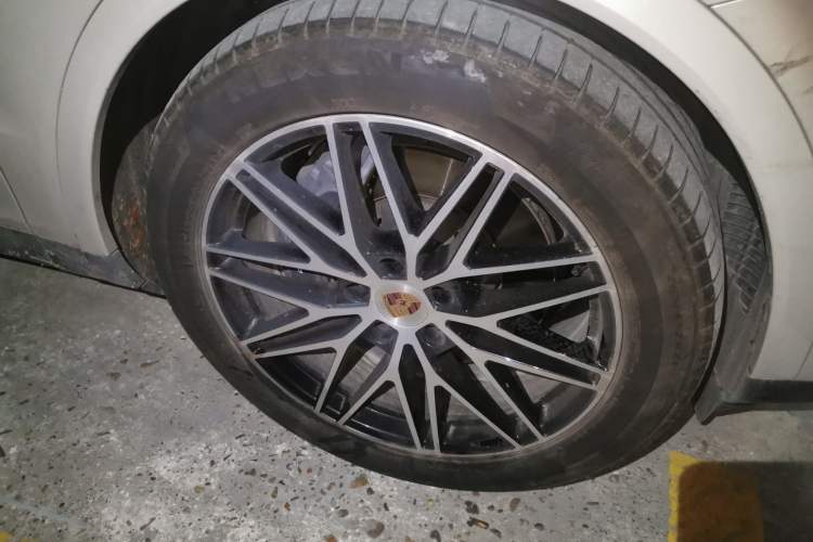 Used Porsche Cayenne 2024 Cayenne 3.0T Right Front Wheel Hub