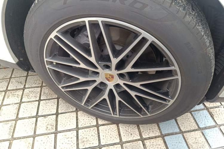 Used Porsche Cayenne 2024 Cayenne 3.0T Right Front Wheel Hub